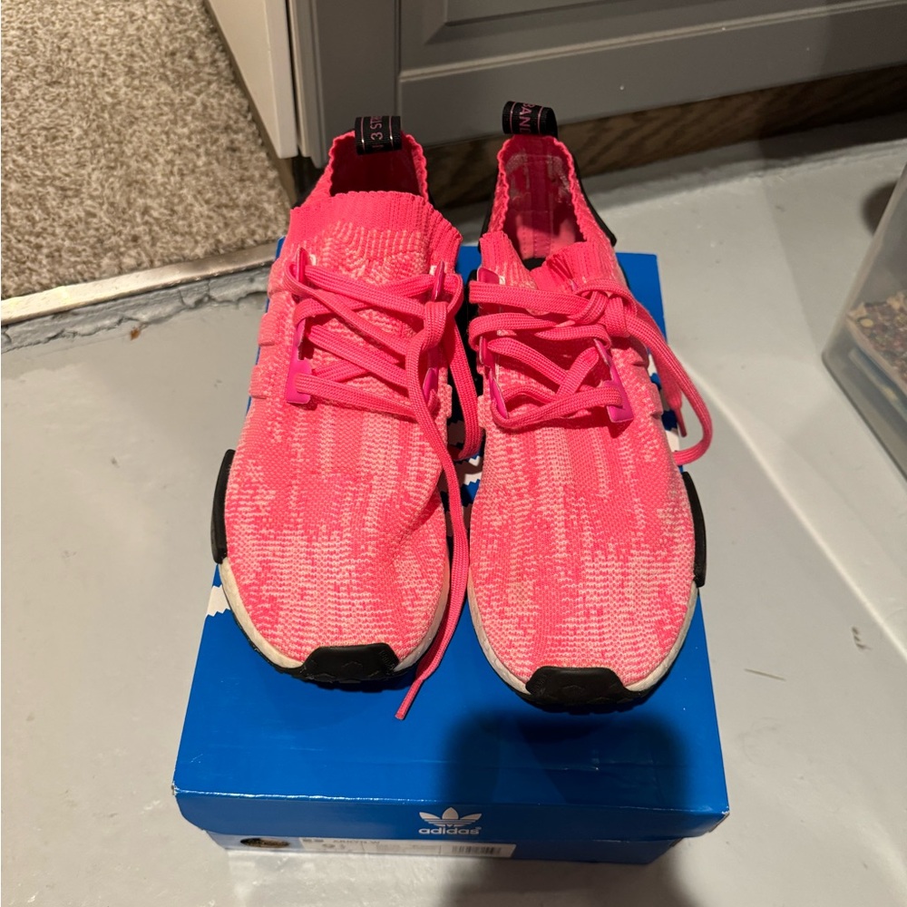 NMD R1 Primeknit Solar Pink